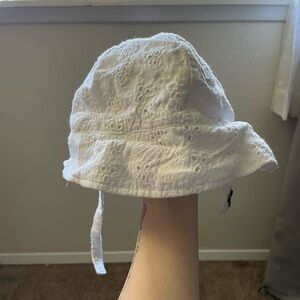 White eyelet fabric baby sun hat 6-12m with Velcro strap